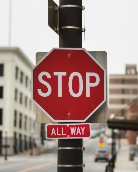 qui est en tort en sortant d'un stop ?
