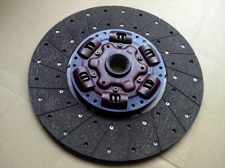 Pourquoi privilégier les pièces certifiées pour votre voiture sans permis